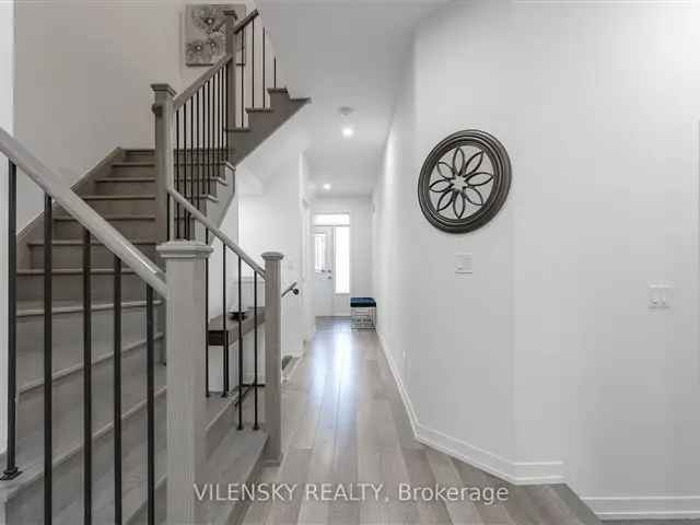 Luxury Townhome in Glenway Estates Newmarket 3 Beds 3 Baths