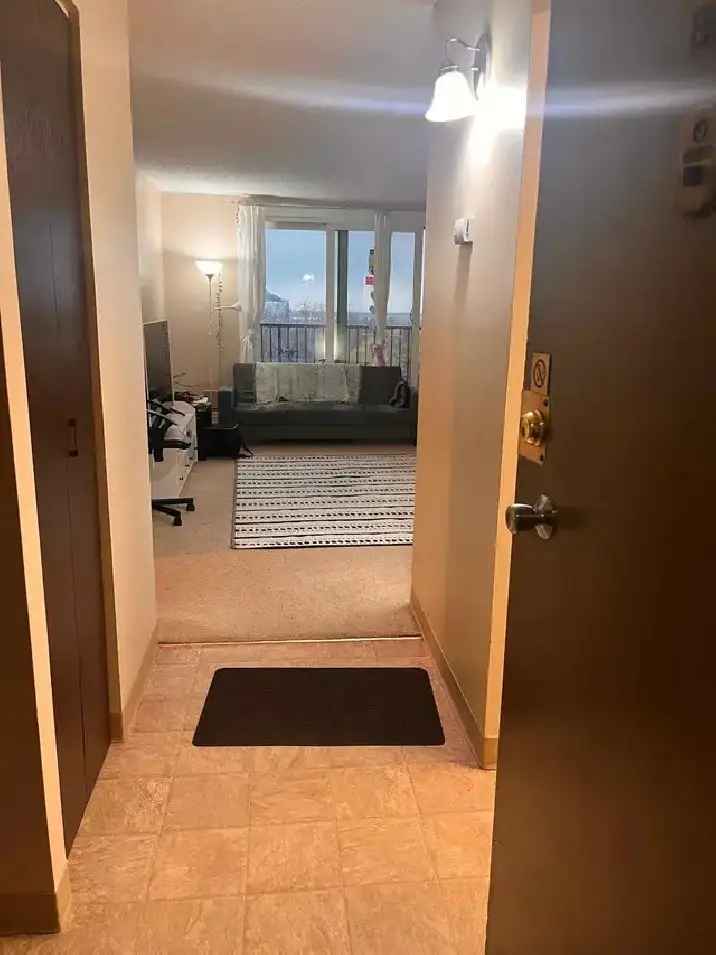 1 BHK for Sublet on Pembina Hwy with covered parking