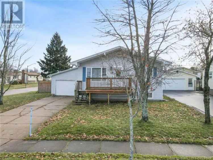 5 Bedroom Family Home with Large Deck and Fenced Backyard