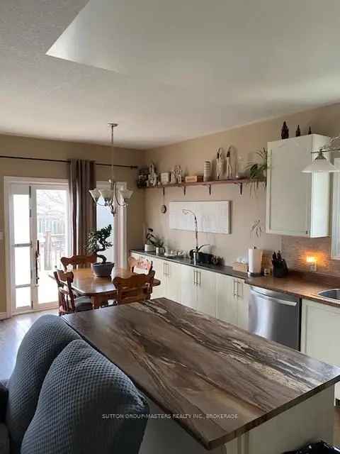 Fantastic 3 Bedroom Elevated Bungalow in Amherstview