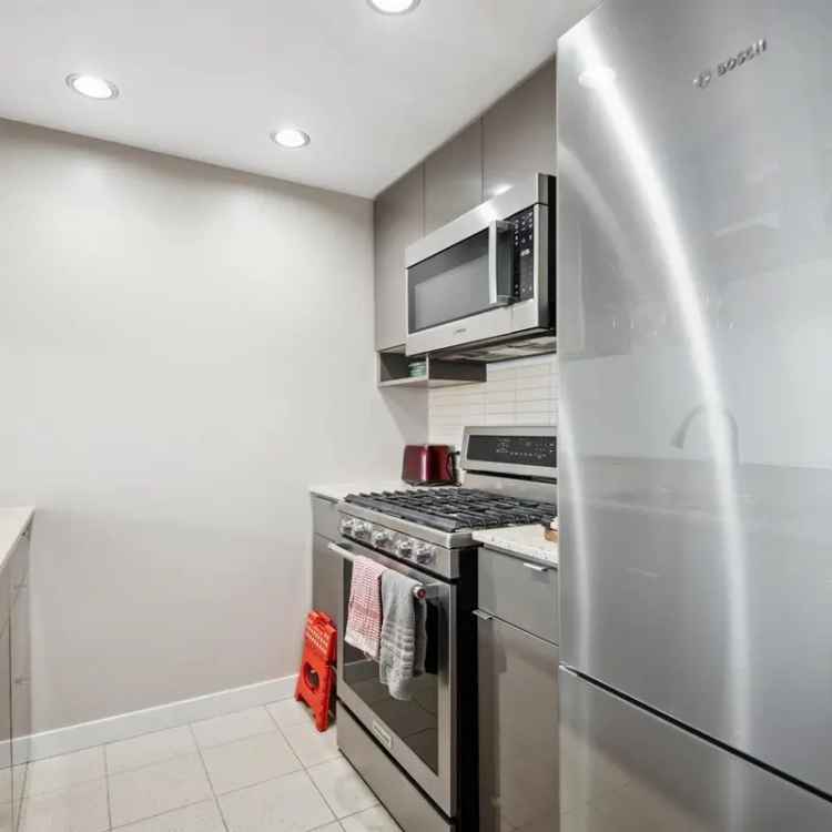 Yaletown 1 Bed Plus Solarium Den - 611 SQF