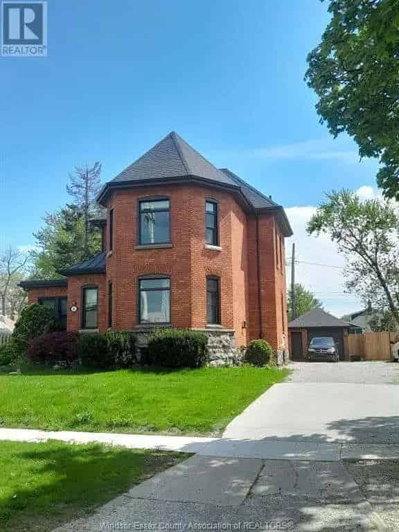 6 Bedroom 2 Bathroom House Near Parks and Shopping