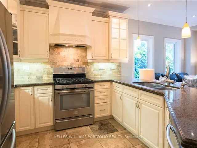 Luxury Detached Family Home in Bronte Creek