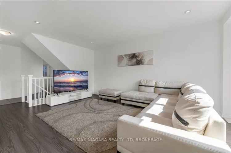 Spacious End Unit Townhouse in Desirable Niagara Neighborhood