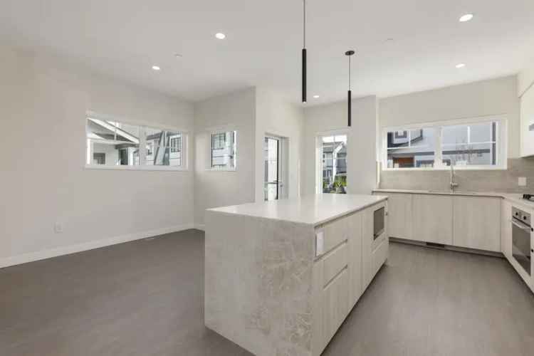 1919 SF 4 Bed 35 Bath Townhouse in Pitt Meadows Nature s Walk