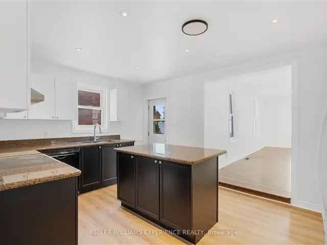 House For Sale in 608, Bay Street, Toronto, Ontario