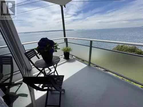 West Van Waterfront 1-Bedroom Suite - Stunning Ocean Views