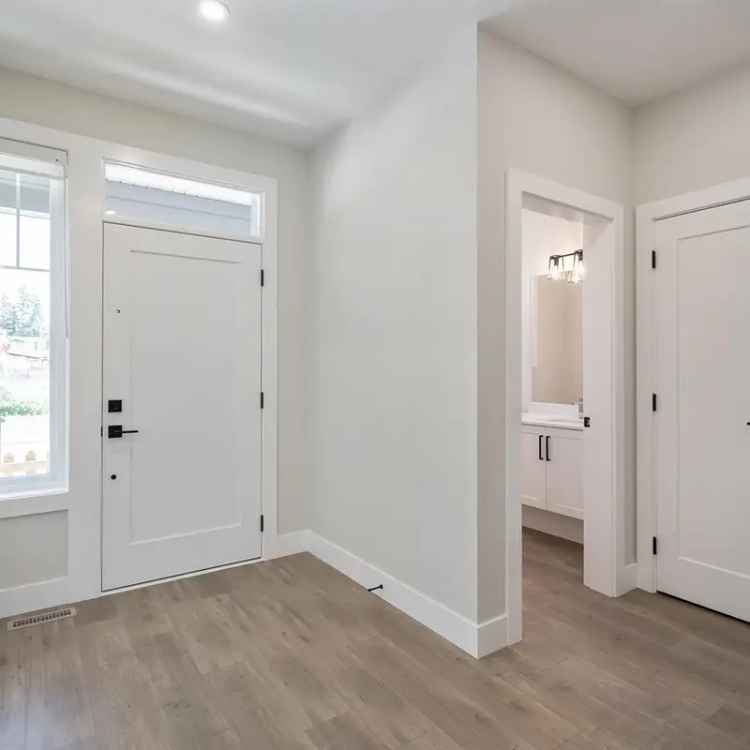 Townhouse for Sale in Yorkson - 3 Beds, Grand Kitchen, 2 Car Garage