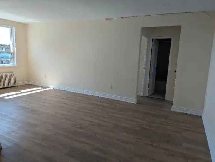 Newly Renovated 2 brm Apt with Balcony-Cosburn Ave-Donland Ave