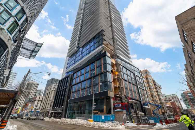 Rent Luxury Condo with Den in Old Toronto Near St. Lawrence Market