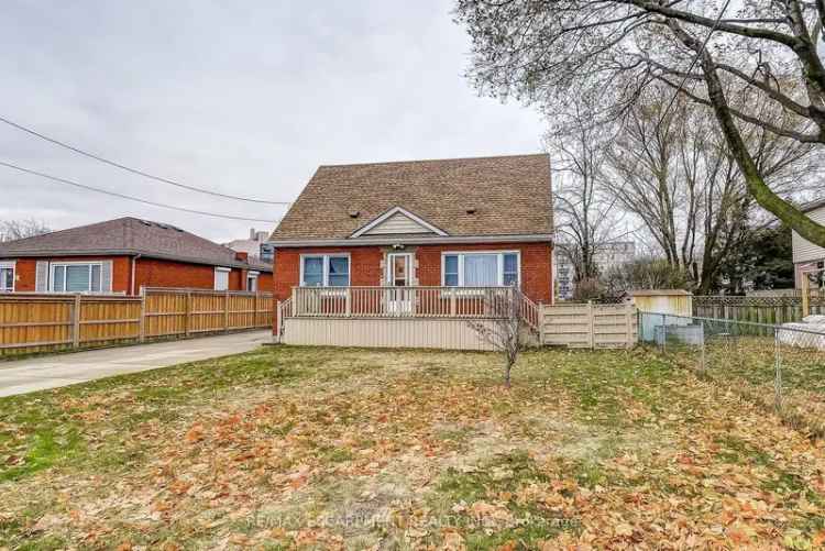 House For Sale in Hamilton, Ontario