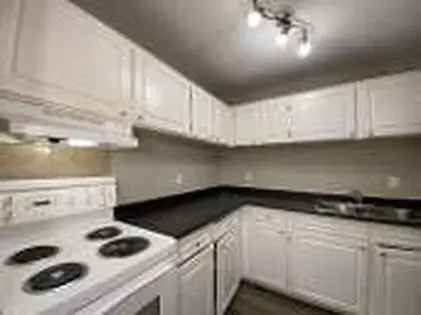 Rent 1 Room Apartment in Edmonton with Balcony and Dog Park