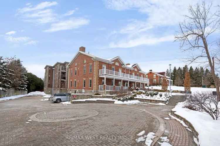 Luxurious Kleinburg Condo Near McMichael Art Gallery