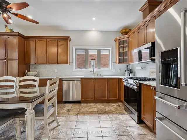 Ancaster Meadowlands 4 1 Bedroom Home 35 Bath Finished Basement