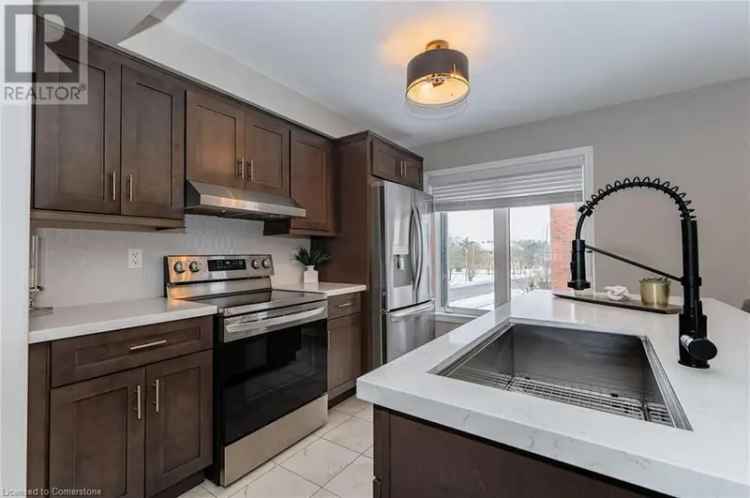 Updated 3-Bedroom Townhouse Near Parks Schools Highway 401