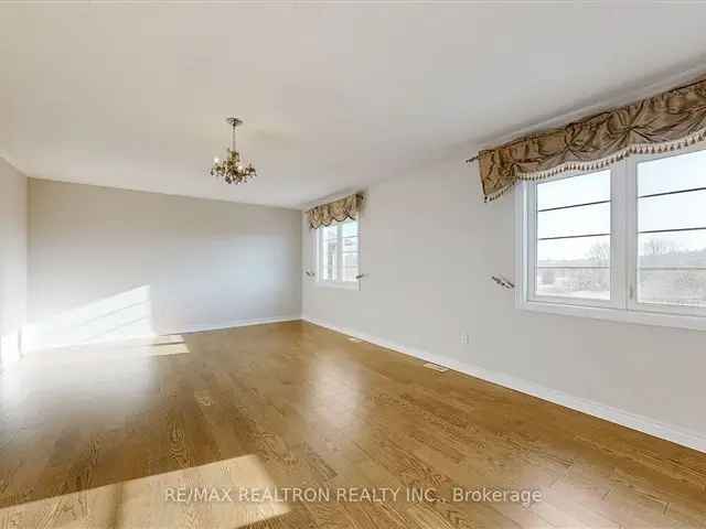 House For Sale in Aurora, Ontario