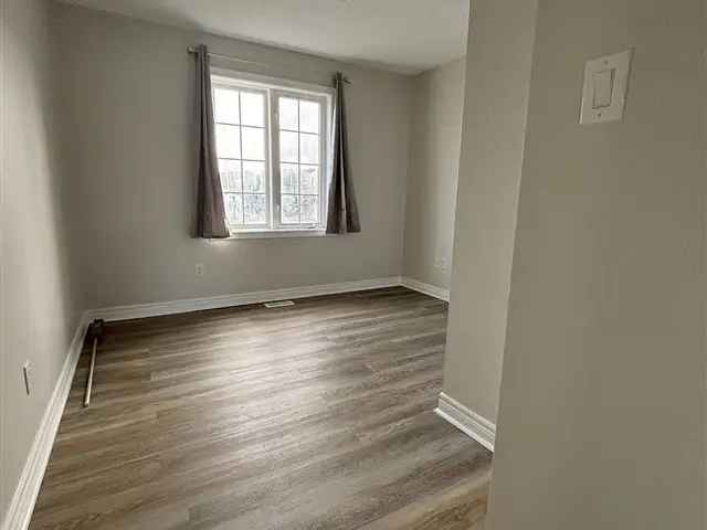 Beautiful Townhome Near QEW 3 Beds 4 Baths