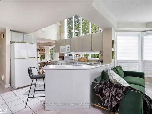 Beautiful 3 Bedroom 3 Bathroom End Unit in Collingwood