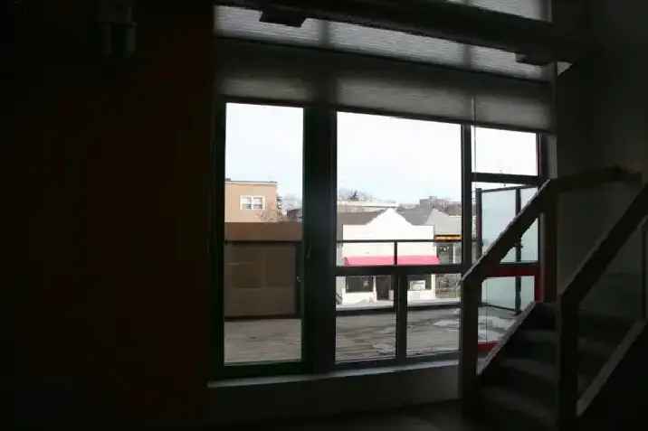 Loft Style Unit 124 St Large Unit AC Balcony Pet Friendly