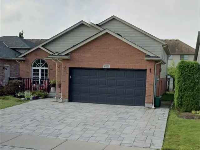 4 Bedroom Home with Finished Basement and 2 Kitchens