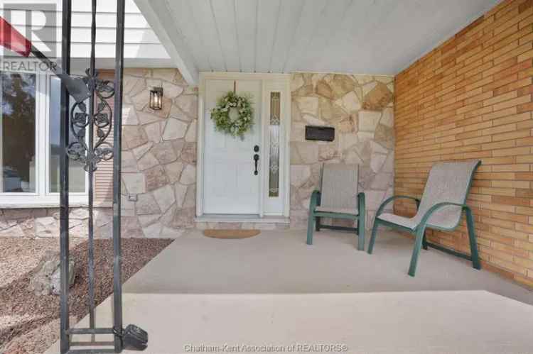 Updated 2-Storey Home in Chatham's Birdland - Move In Ready