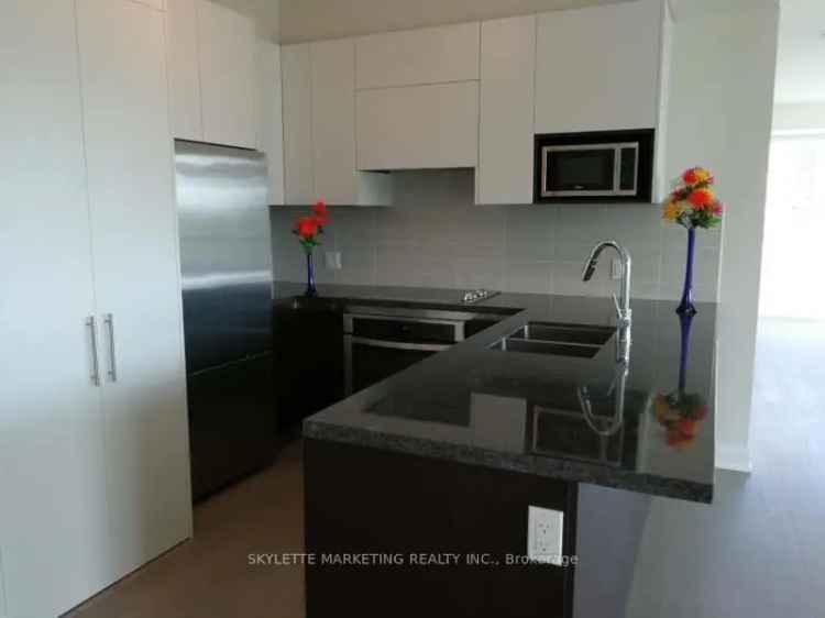 Spacious Corner Unit 2 Beds + Den High Ceilings Modern Kitchen