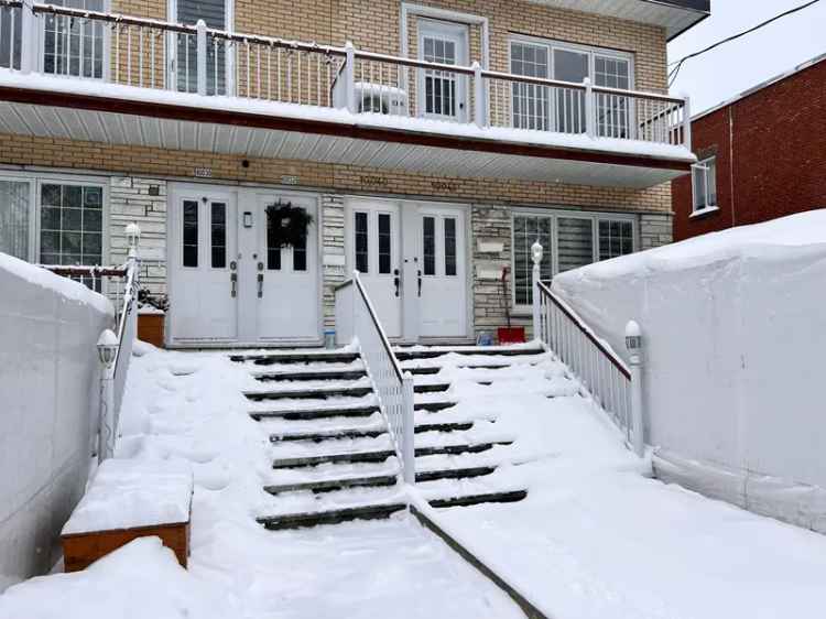 Upper Duplex with 2 Bedrooms and Balconies Near Downtown Montreal