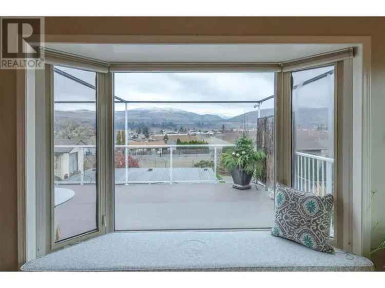 5 Bedroom Home with Stunning Valley Views in Oliver