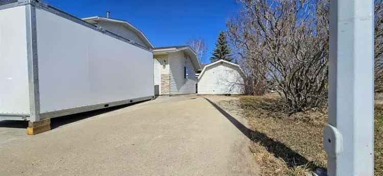 3 Bed + Den Home in South Patterson with Updated Baths & Large Garage