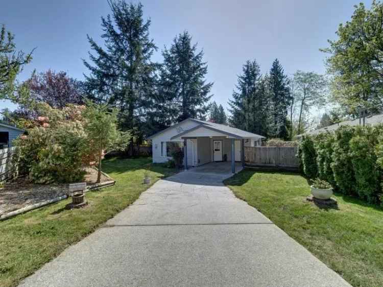 3 Bedroom Rancher West Sechelt - Modern Kitchen - Private Yard