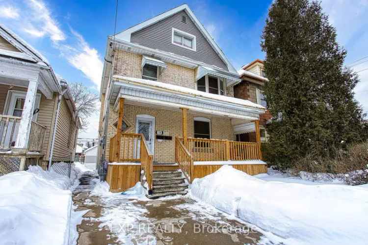 Duplex buy opportunity in Hamilton with spacious kitchen and backyard