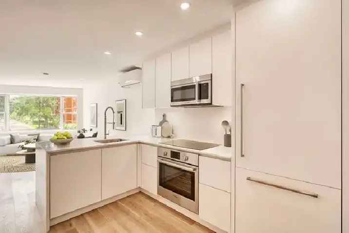 Renovated 2-Bedroom Apartment Westmount Near Greene