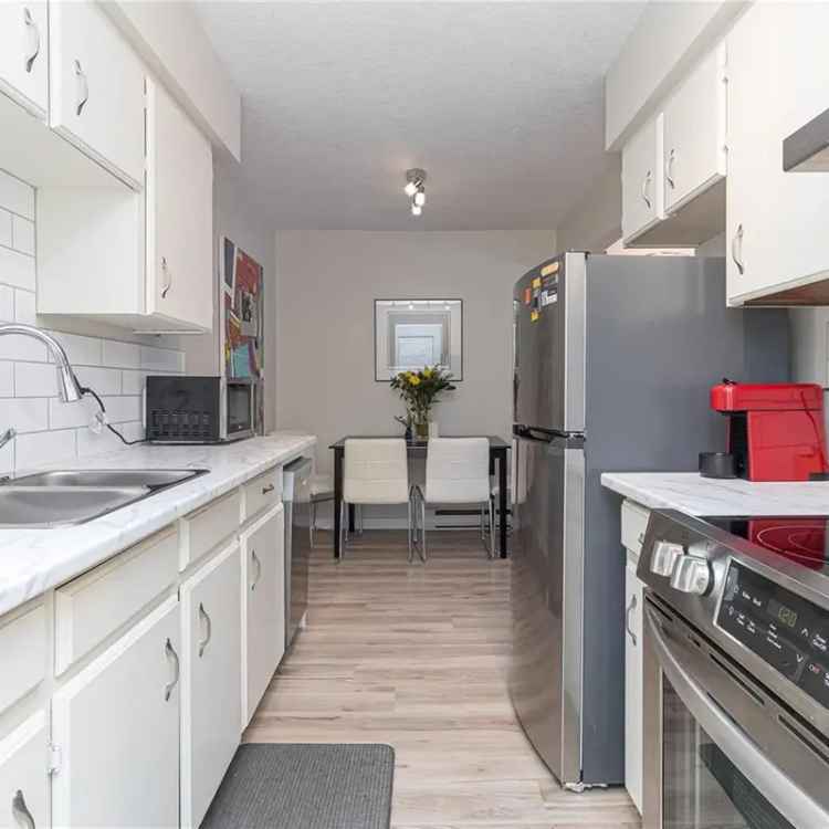 Qualicum Beach Condo for Sale - 2 Bed 1 Bath Ground Floor Unit