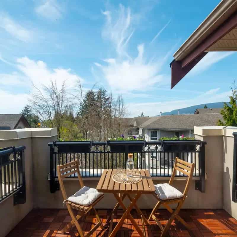 Exquisite Top Floor Apartment in Central Lonsdale