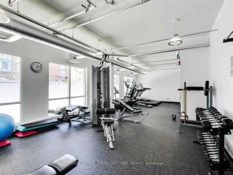 King West Loft 1+Den - 16ft Ceilings, Parking Included