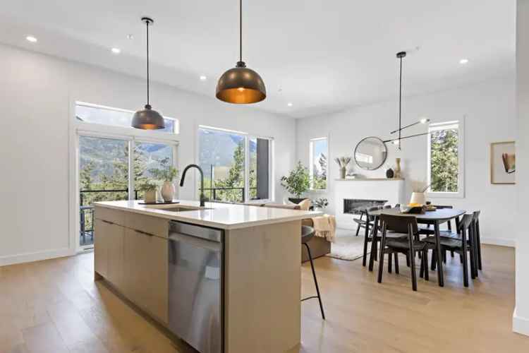 A $1,599,400.00 1/2 Duplex with 3 bedrooms in Brennan Center, Squamish