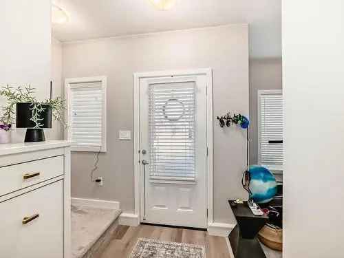 Upgraded 3 Bed 2.5 Bath Townhouse in Walker Edmonton