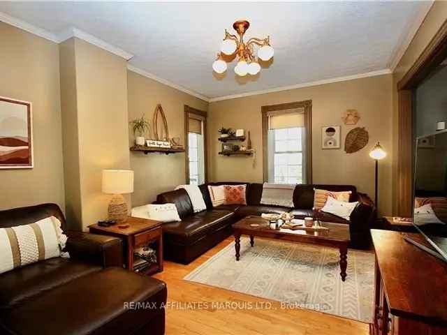 Charming Victorian Family Home - Gourmet Kitchen - Loft Office - Walk to Amenities