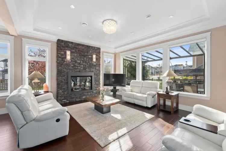7-Bedroom Cloverdale House with 3-Bed Suite and Parking for 9