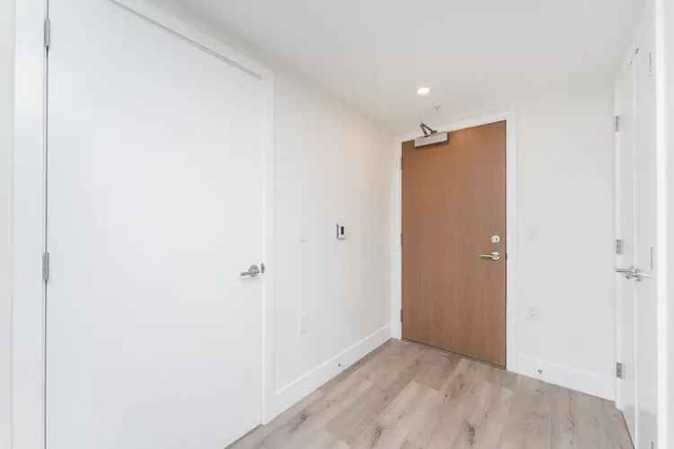 Surrey Central Condo for Sale: Stunning City Views, Modern Amenities