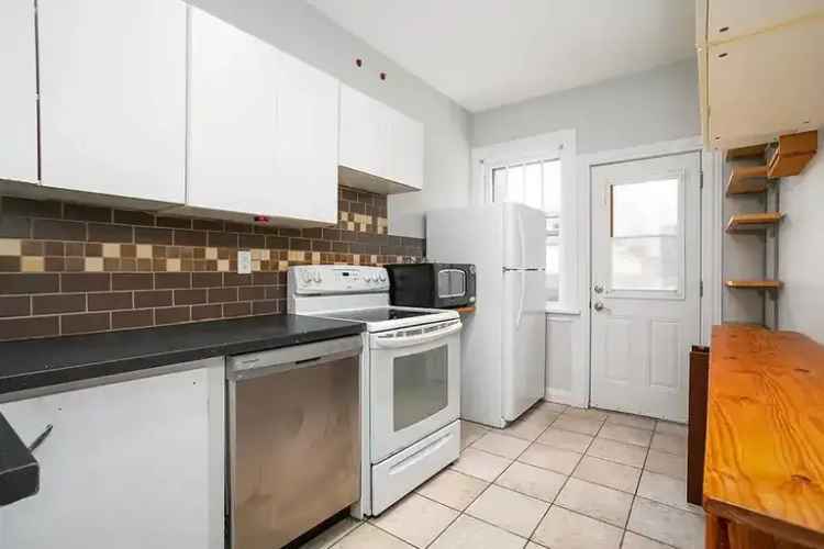 Rent vintage apartment in Ottawa with private patio and parking