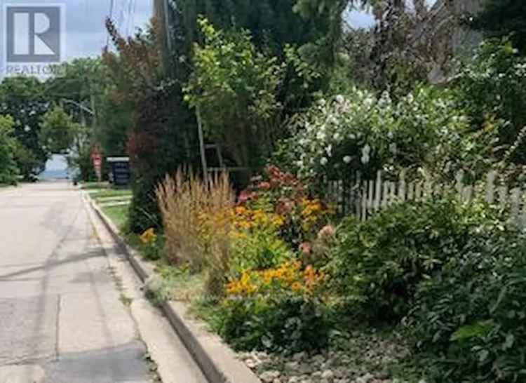 Port Credit Family Home 4 Beds 2500 sq ft