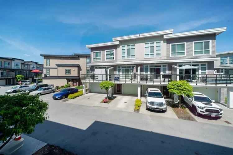 Chilliwack Modern Townhouse 4 Beds 4 Baths 1795 sqft