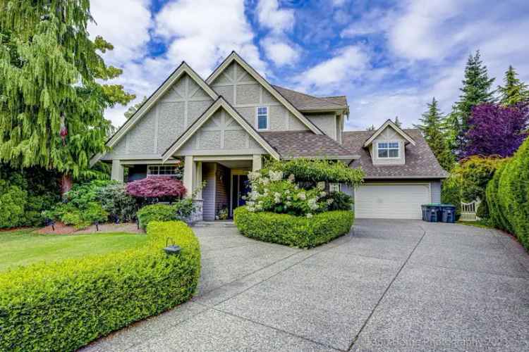 Luxury 4-Bed 4-Bath Home in Elgin Chantrell South Surrey