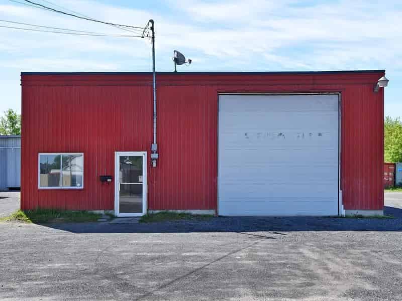 Commercial Building For Rent - Ideal for Garage, Welding Shop or Construction Company