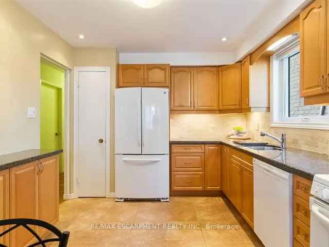 House For Sale in Oakville, Ontario