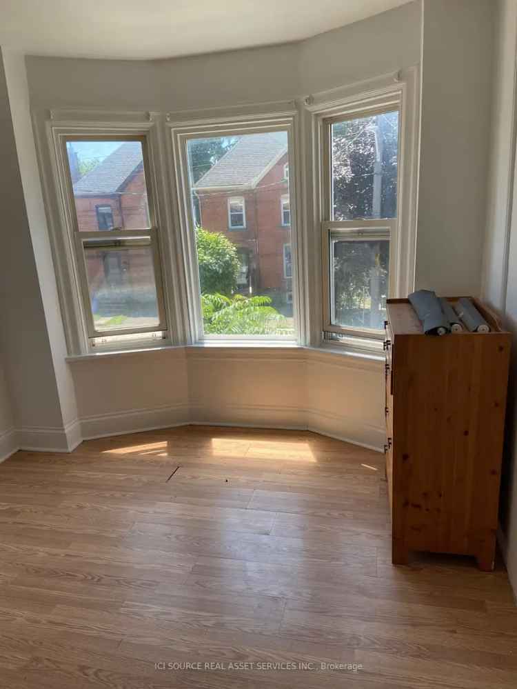 7 Bedroom Home Near Downtown Hamilton