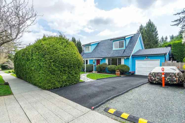 South Surrey Cape Cod Home: 3 Beds, 1.5 Baths, Games Room, Hot Tub