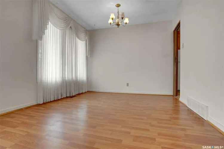 Spacious 4-Bedroom Home in Albert Park with Greenhouse