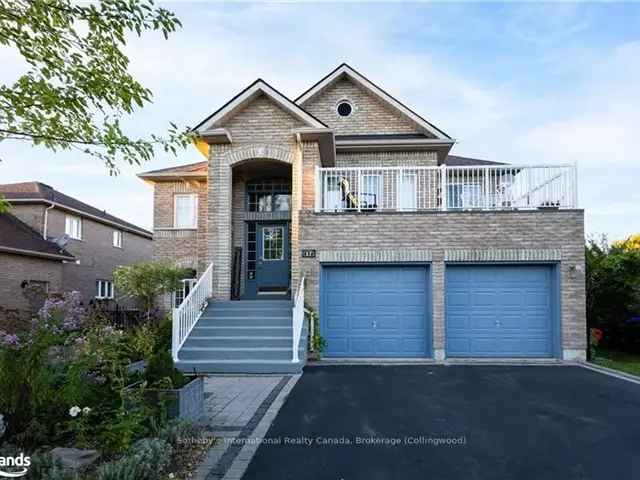 Executive Home with Accessory Apartment Near Blue Mountain